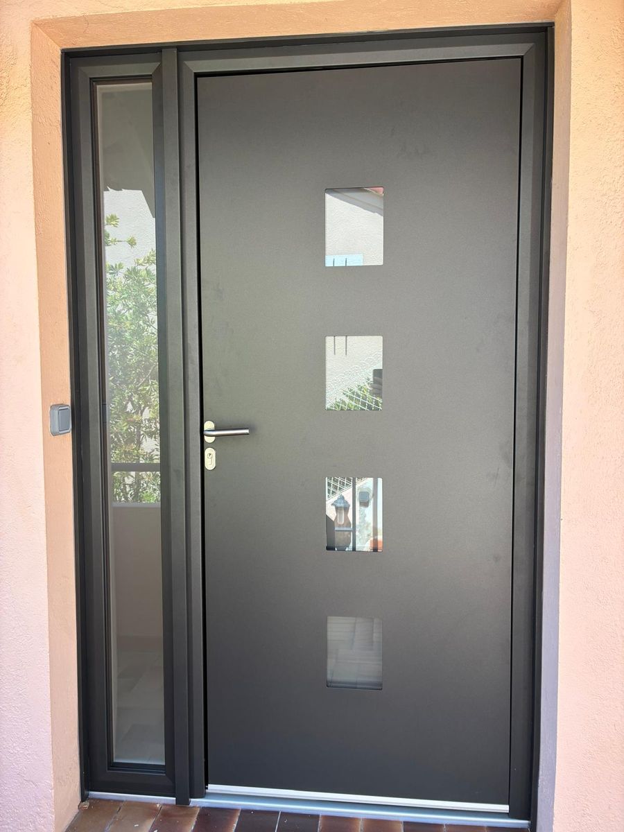 Nouvelle porte d'entrée en aluminium gris anthracite avec vitrages rectangulaires et fixe latéral